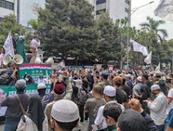 Massa PA 212 Tiba di Kemenag, Bawa Poster ‘Copot Menag Yaqut’
