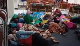 Warga Desa Glagaharjo mengungsi