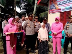 Rumah Nenek Ini Dibedah, Kapolres Pasbar Berikan Kunci Rumah