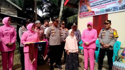Kapolres Pasaman serahkan kunci rumah yang sudah dibedah