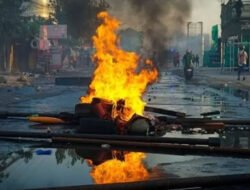 Kupang Rusuh Motor dan Mobil Dibakar Massa