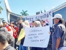 Buntut Pengusiran Wartawan, 100-an Jurnalis Sumbar Lakukan Aksi Damai