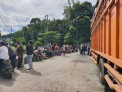 Puluhan Orangtua Korban PHK Lakukan Aksi Damai di Pabrik Aqua