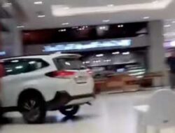 Mobil Menerobos ke Transmart Padang, Pengunjung Panik