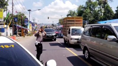 Libur Panjang, Arus Kendaraan Menuju Garut Padat Merayap, Polisi Terapkan One Way untuk Mengurai Kemacetan