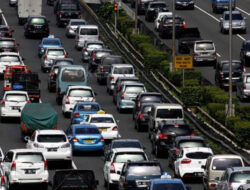 Kemacetan Parah di Jalan Tol Jakarta, Volume Kendaraan Tinggi pada Pagi Hari
