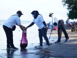 Ratusan Relawan PLN Bersihkan Pantai Air Manis, Membuatnya Semakin Biru dan Berkilau