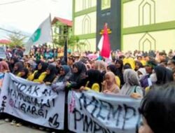 Sambil Bakar Ban, Mahasiswa UIN Bukittinggi Demo