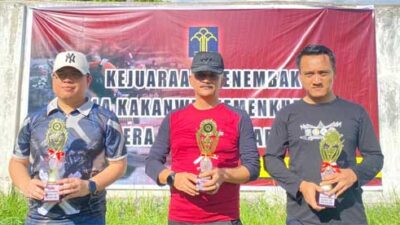 Auliya Zulfahmi (kiri) juara pertama mwnembak antar Lapas dan Rutan se-Sumbar.