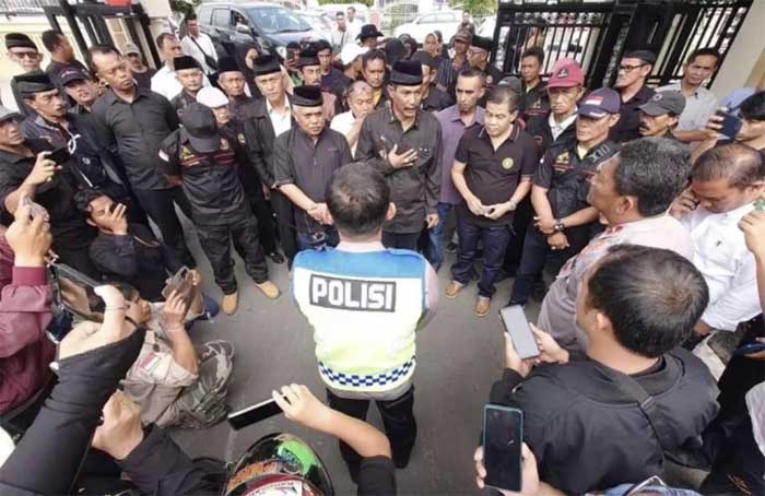 Ninik mamak laporkan Wako Bukittinggi ke polisi.