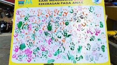 Bukti nyata dukungan dari semua pihak, termasuk Bupati, terlihat saat tangan Bupati menyentuh kain yang bertuliskan "Stop Kekerasan terhadap Anak".