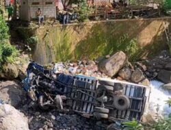 Truk Pengangkut Bahan Roti Terjun ke Sungai di Sitinjau Lauik, Sopir Luka-luka