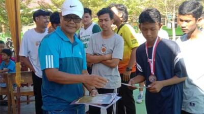 Penyerahan hadiah kepada pemenang
