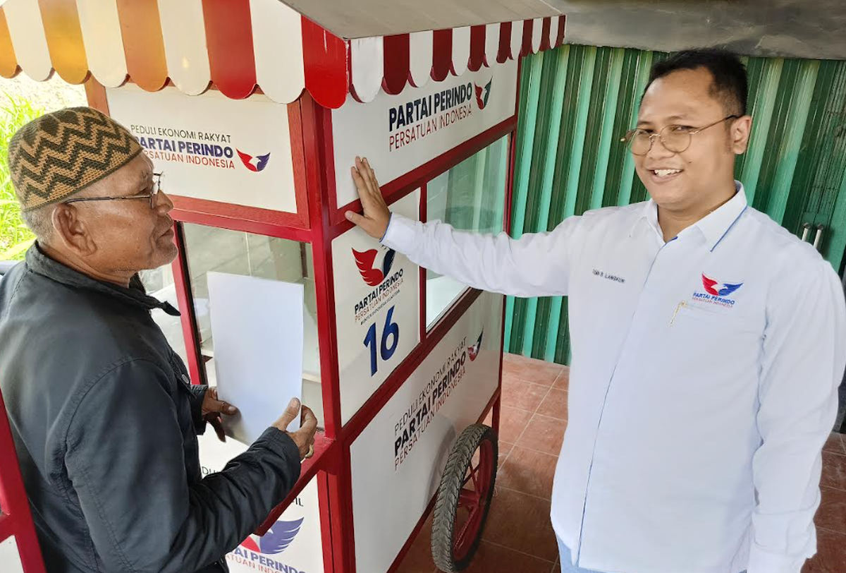 Partai Perindo Salurkan Bantuan Gerobak