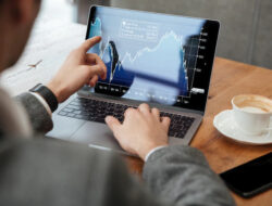 IHSG Melemah, Volatilitas Saham Menurun, dan Pola Bullish Flag Belum Terkonfirmasi