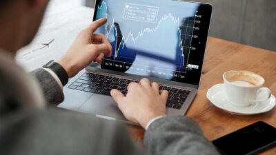 IHSG Melemah, Volatilitas Saham Menurun