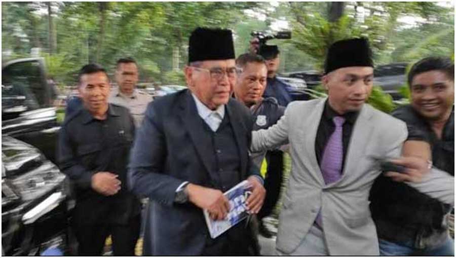 Panji Gumilang seusai menjalani pemeriksaan di Badan Reserse dan Kriminal (Bareskrim) Markas Besar Kepolisian Negara Republik Indonesia (Polri) terkait dugaan penistaan agama, Senin (3/7/2023).