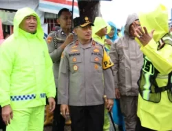 Kerjasama Kapolda Sumbar dan Forkompimda dalam Penanganan Banjir Padang, Evakuasi dan Imbauan Kebersihan