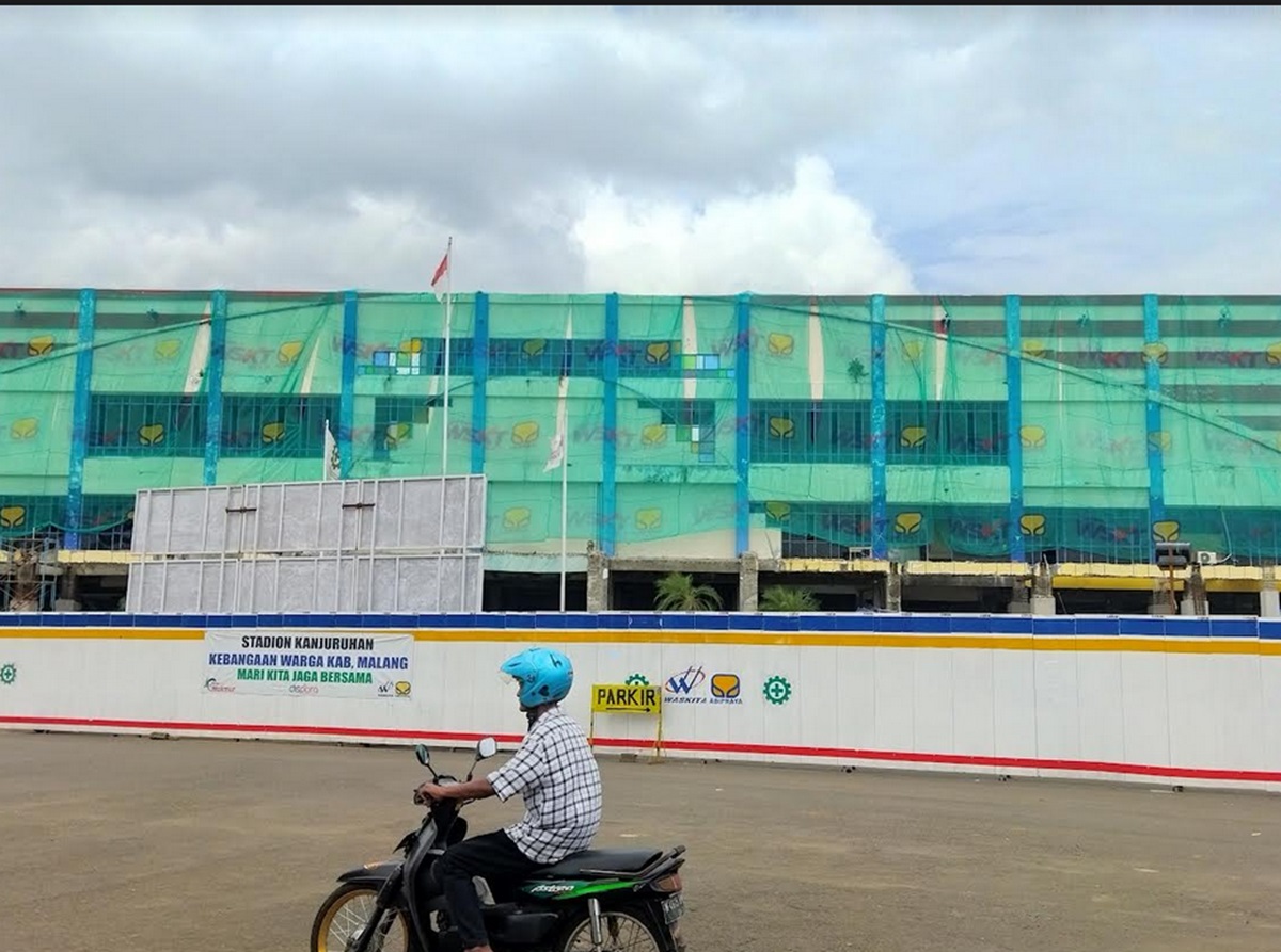 Renovasi Stadion Kanjuruhan masih berlangsung sampai saat ini.