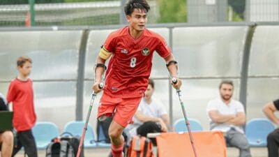 Aditya Permana tetap bermain sepakbola meski kehilangan satu kakinya.