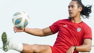 Ryuji Utomo merupakan salah satu pesepakbola Indonesia yang hobi mengoleksi mobil mewah.