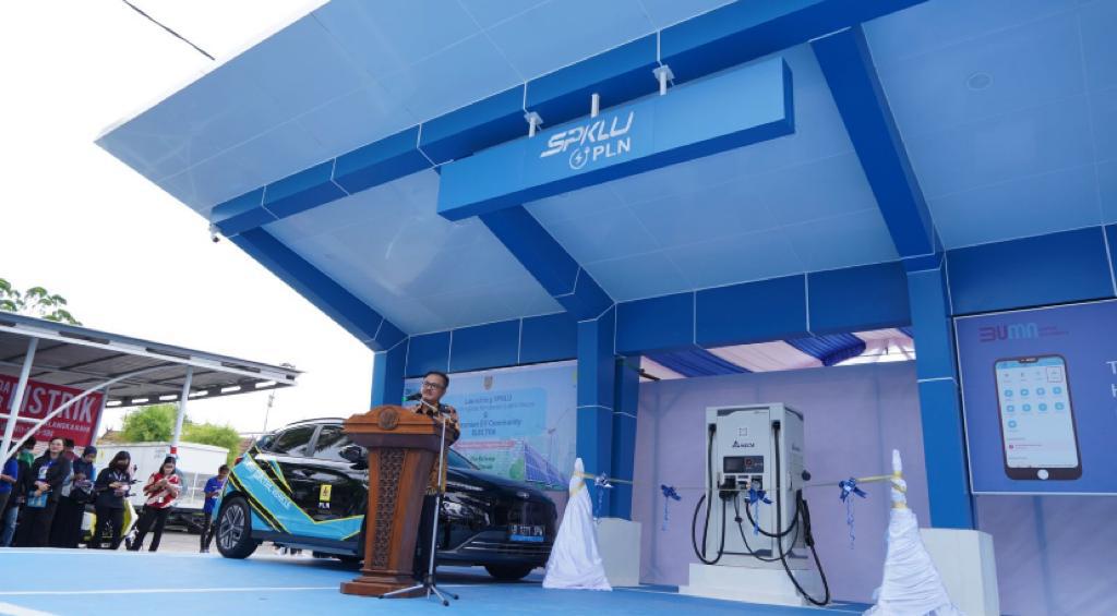 Kendaraan Listrik dengan SPKLU yang Handal.