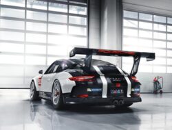 Mobil Mitsubishi Xpander dan Porsche 911 GT3 Bentrok di PIK, Pengemudi Xpander Terpengaruh Minuman Keras