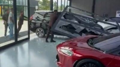 Ilustrasi siapa pengemudi XPander.