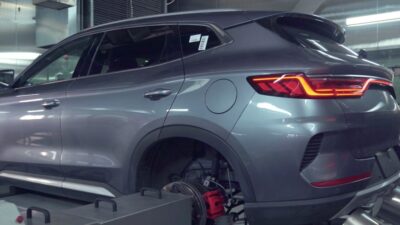 Perakitan mobil listrik BYD di pabrik Changzhou, China.