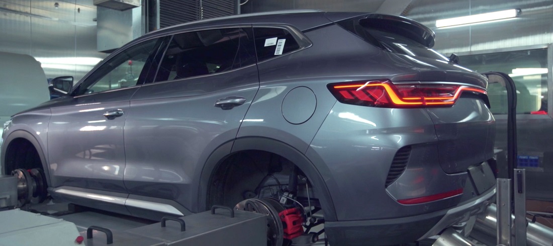 Perakitan mobil listrik BYD di pabrik Changzhou, China.