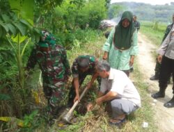 Jaga Kualitas Oksigen, Forkopimcam Sluke Bersama Kepala Desa Laksanakan Tanam Pohon