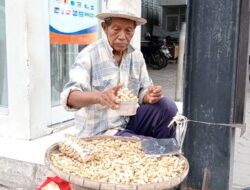 Kakek Penjual Kacang Rebus, yang Tidak Pernah Mendapatkan Bantuan Pemerintah
