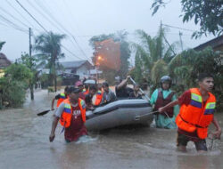 Banjir Kota Padang, 200 Polisi Dikerahkan Evakuasi Korban