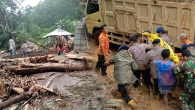 Petugas evakuasi jenazah korban yang jadi korban banjir bandang di Pesisir Selatan. (ist)