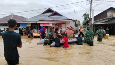 Tim penyelamat mengevakuasi warga Kota Padang yang terdampak banjir.