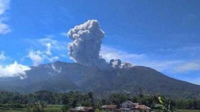 Gunung Marapi saat erupsi.