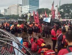 Tuntut Pemakzulan Jokowi Menggema, Ribuan Massa Geruduk Gedung DPR RI