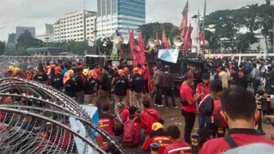 Sjumlah elemen masyarakat demo di depan gedung DPR-RI di Senayan.