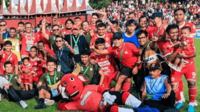 Pemain Semen Padang FC meluapkan kegembiraannya setelah berhasil mengalahkan Malut FC dan otomatis Kabau Sirah promosi ke Liga I.