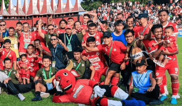 Pemain Semen Padang FC meluapkan kegembiraannya setelah berhasil mengalahkan Malut FC dan otomatis Kabau Sirah promosi ke Liga I.
