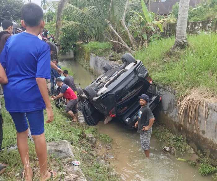 Mobil yang dikemudikan Bupati Padang Pariaman Suhatri Bur terbalik masuk parit.