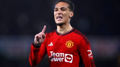 Erik ten Hag berharap Antony mengulangi performa gemilang saat Manchester United menjamu Liverpool.