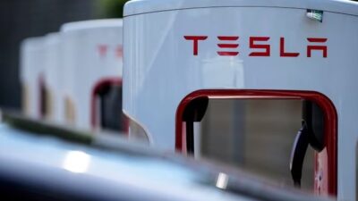 Penjualan turun gara-gara persaingan mobil listrik kian intensif, Tesla PHK 10% karyawan.