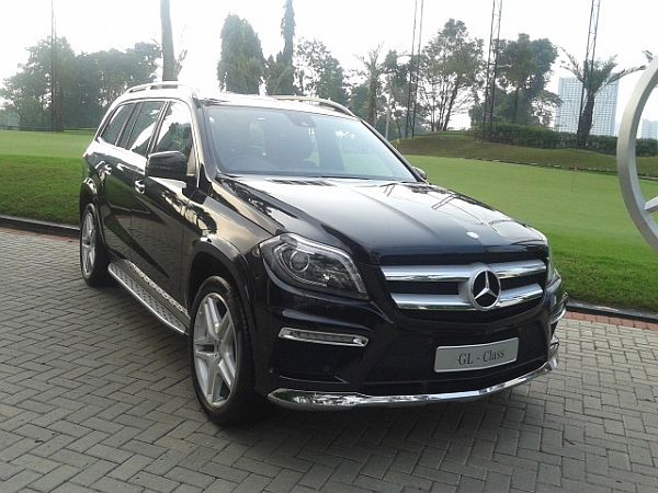 Mercedes-Benz GL 400 merupakan salah satu mobil dalam koleksi Riza Pahlevi.
