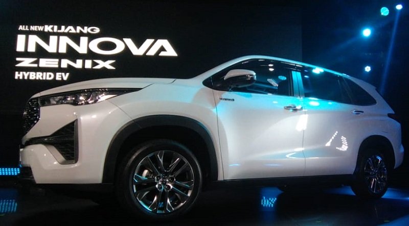 Berapa pajak Toyota Innova Zenix hybrid?