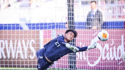 Ernando Ari menepis tendangan penalti pada laga Timnas Indonesia U-23 vs Timnas Australia U-23.