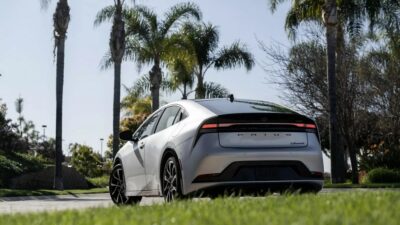 Pintu belakang terbuka sendiri, 55 ribu Toyota Prius kena recall.