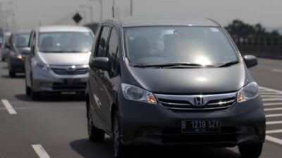 Ilustrasi alasan mobil honda freed.