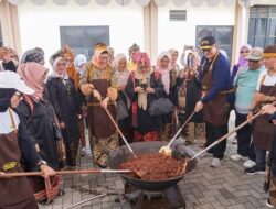 Sekda Kota Padang Pimpin Pemotongan Tumpeng dalam HUT ke-51 KPN