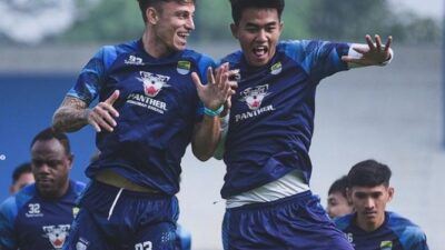 Sesi latihan Persib Bandung jelang lawan Borneo FC .